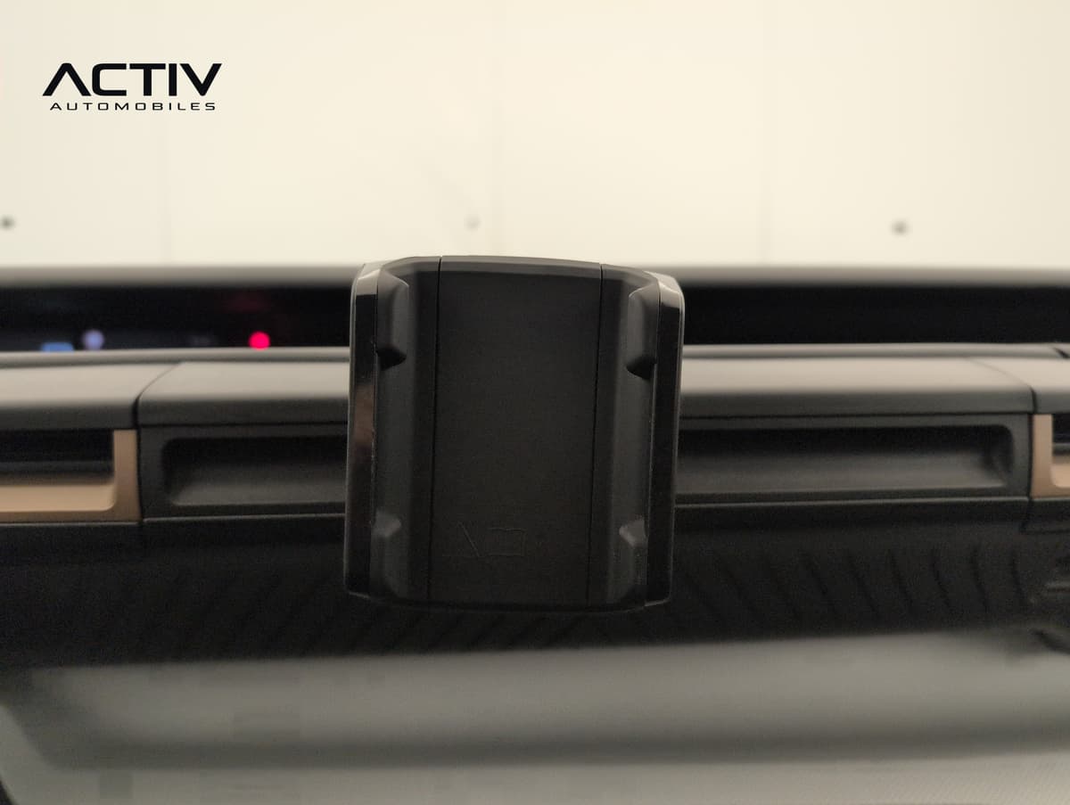 Citroën E-C3 Aircross : support de téléphone noir fixé sur le haut de la planche de bord