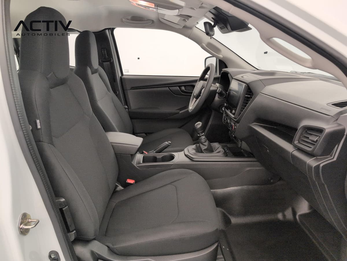 Isuzu D-MAX : habitacle avant côté passager avec sièges en tissu noir et levier de vitesses manuel
