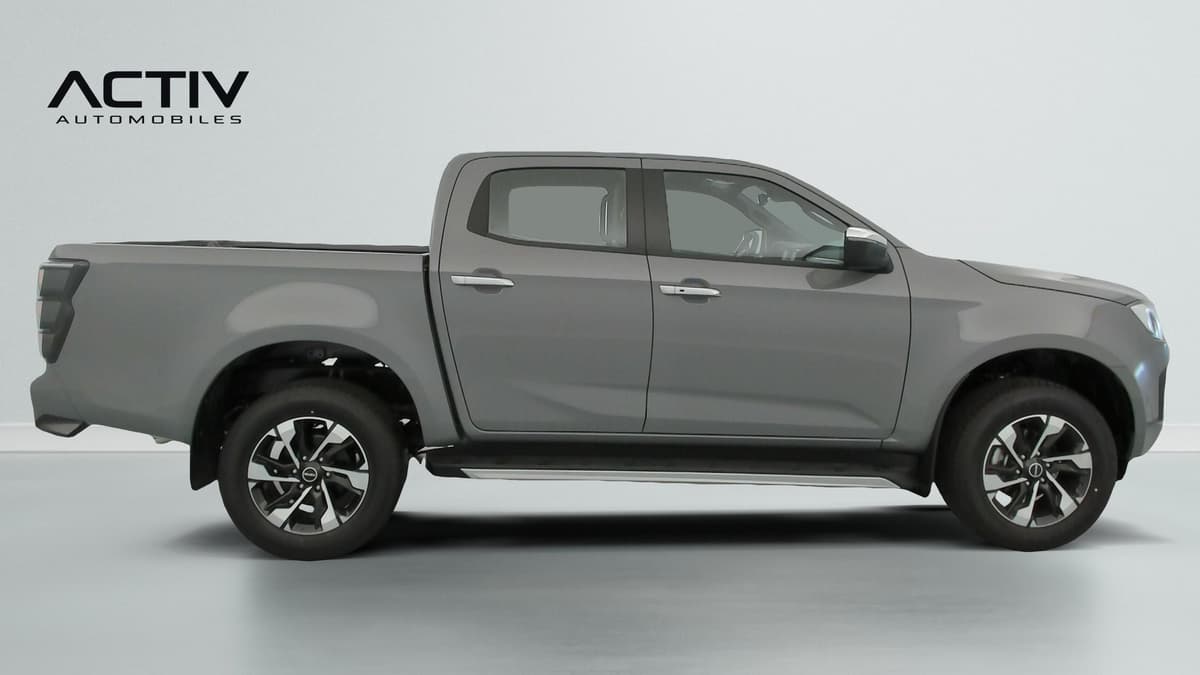 Isuzu D-MAX : profil droit du pick-up double cabine avec marchepied latéral chromé et jantes alliage