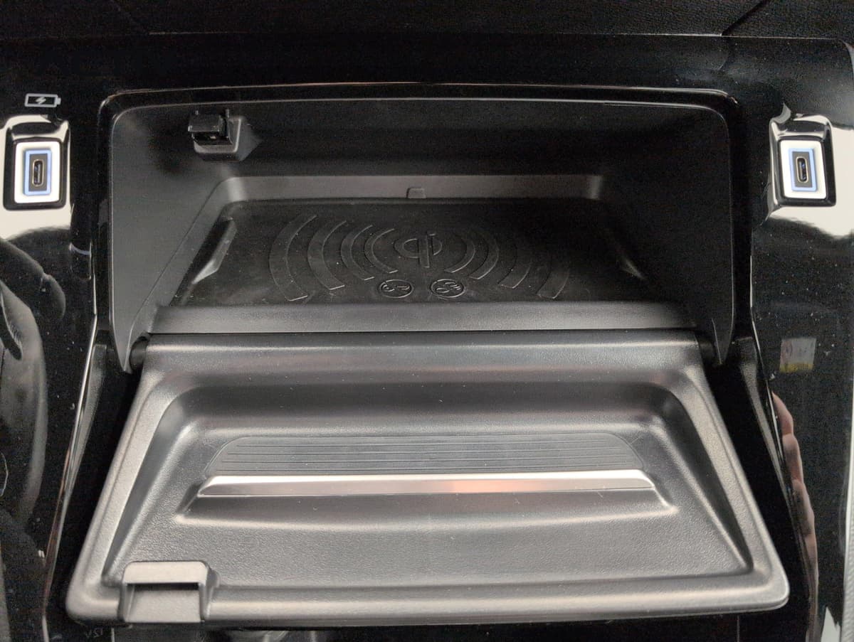 Peugeot 2008 : compartiment de recharge à induction ouvert avec deux prises USB type C