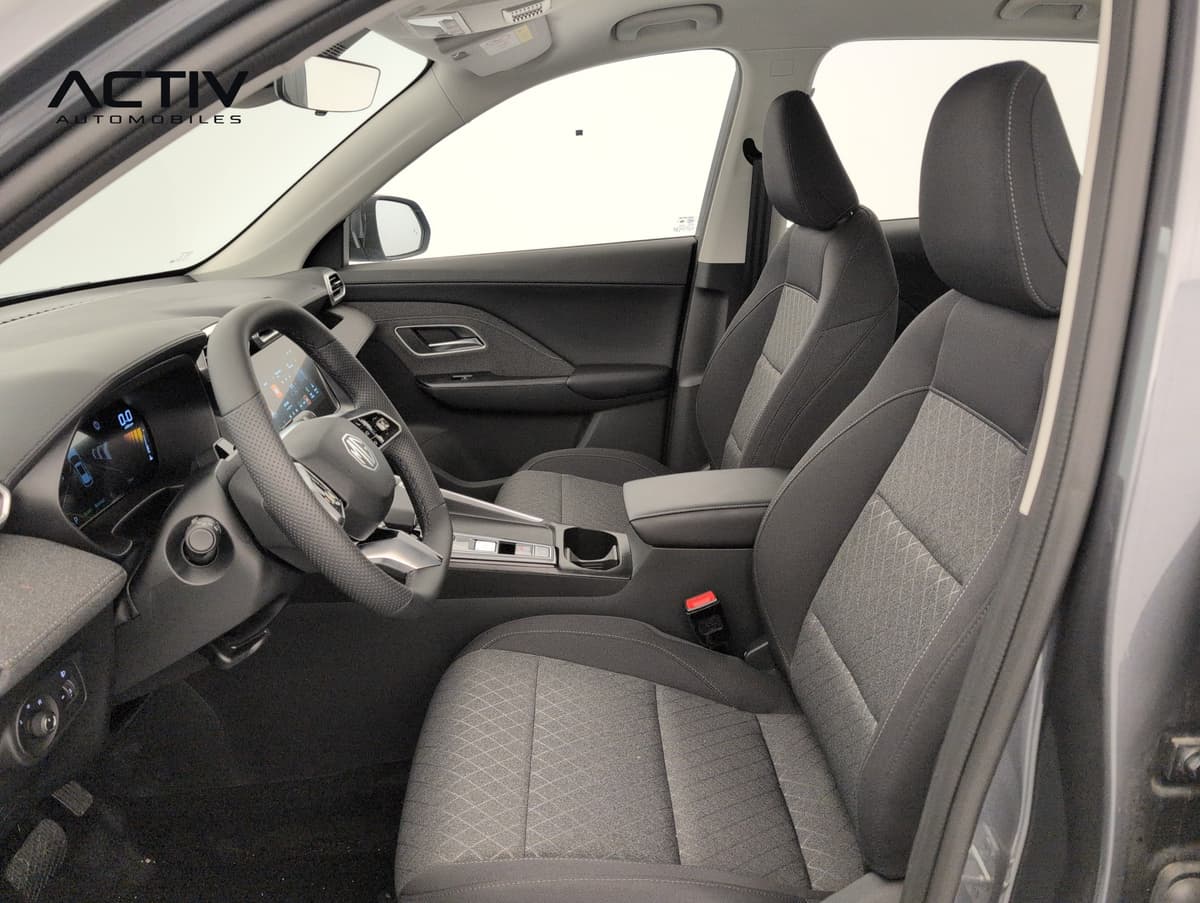 Mg ZS : sièges avant en tissu noir et accoudoir central vus depuis la portière conducteur
