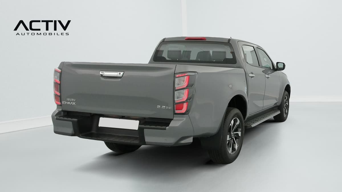 Isuzu D-MAX : pick-up gris vu de l'arrière trois quarts droit avec hayon fermé