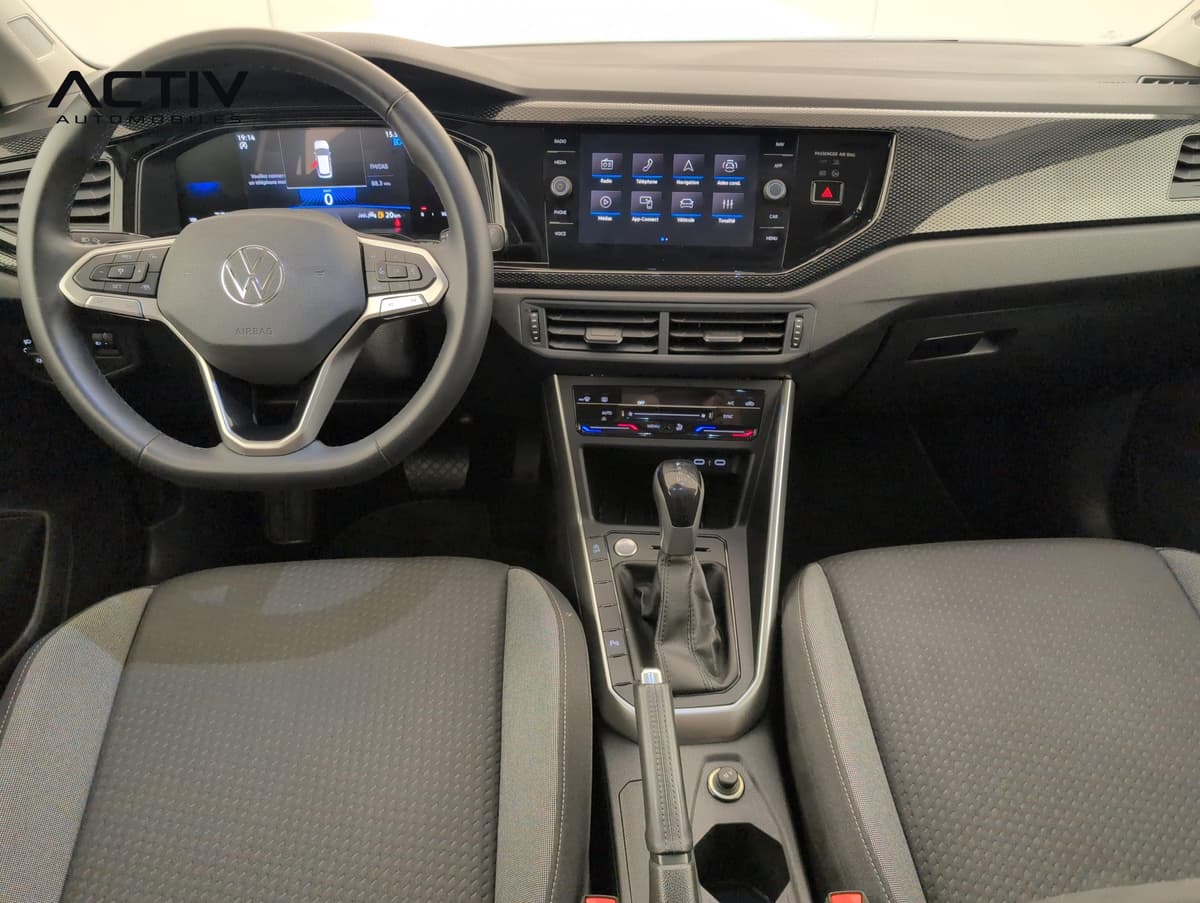 Volkswagen Taigo : planche de bord avec volant, écran tactile et levier de vitesses automatique