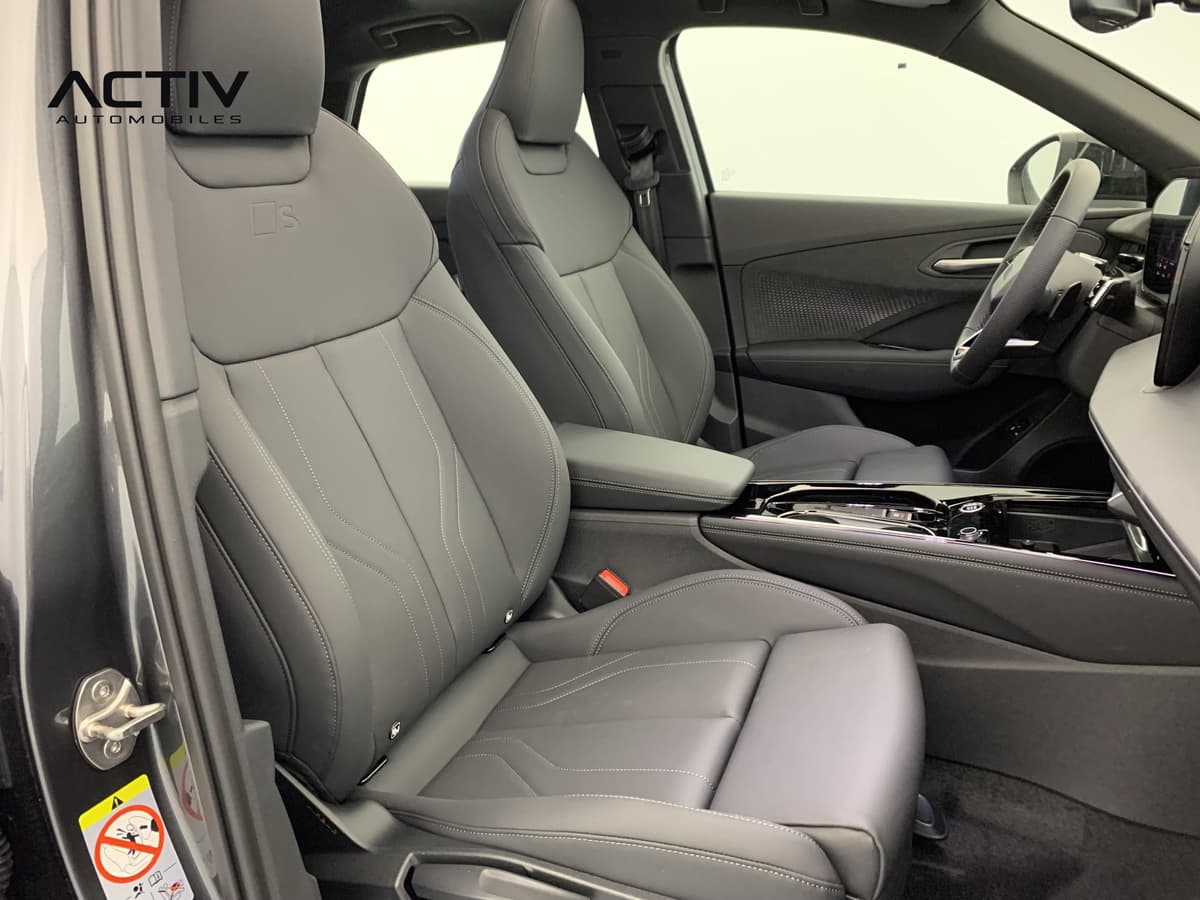 Audi Q3 Sportback Hybride : siège passager avant gris foncé avec coutures claires et accoudoir central
