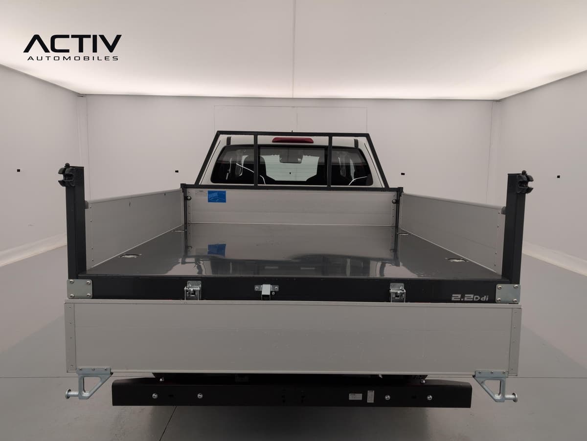 Isuzu D-MAX : plateau ouvert en aluminium avec ridelles et arceau de protection derrière la cabine