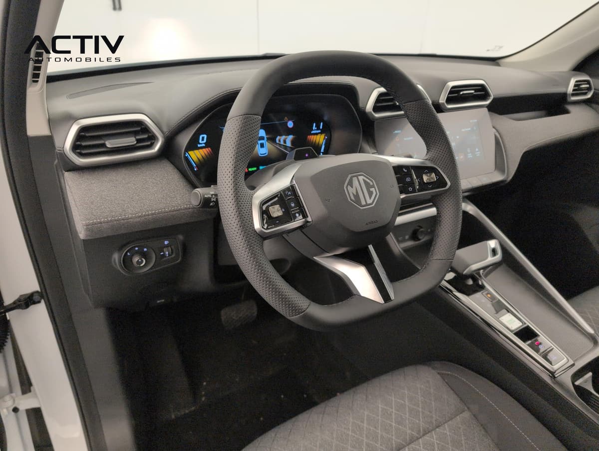 Mg ZS : poste de conduite avec volant multifonction, compteur numérique et écran tactile
