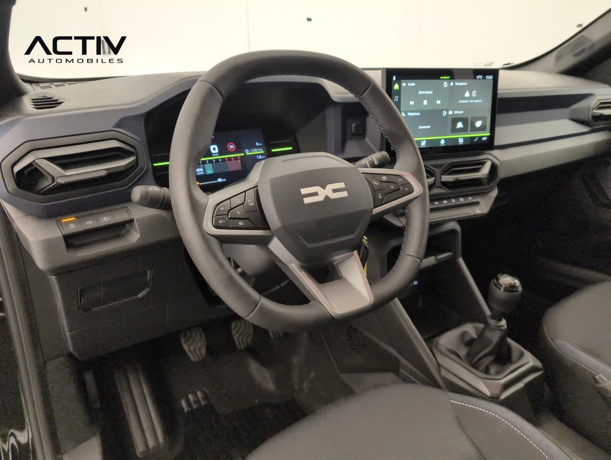 Dacia Duster : poste de conduite avec volant, écran central et levier de vitesses manuel