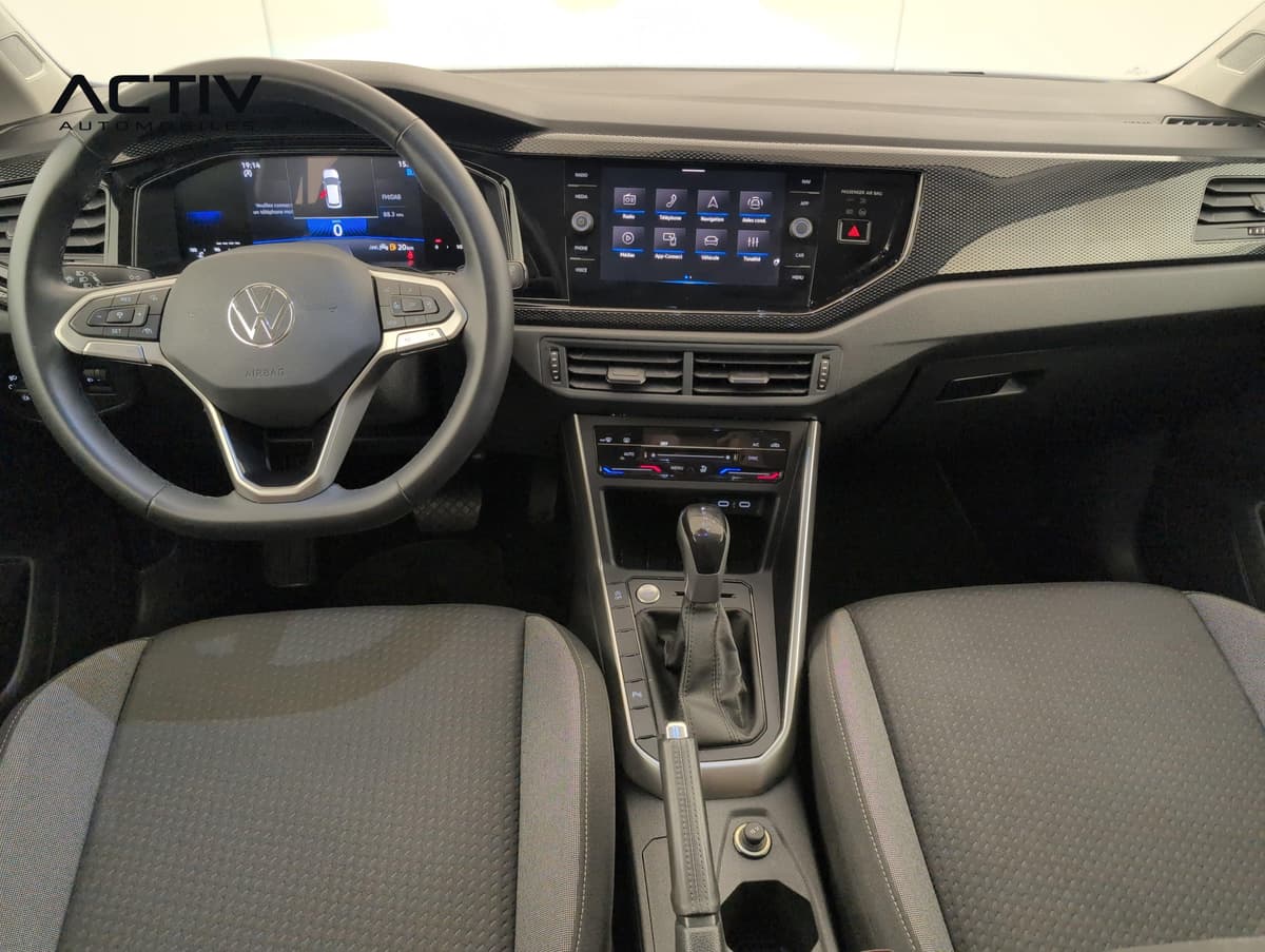 Volkswagen Taigo : planche de bord avec écran tactile, combiné digital et levier de vitesses automatique