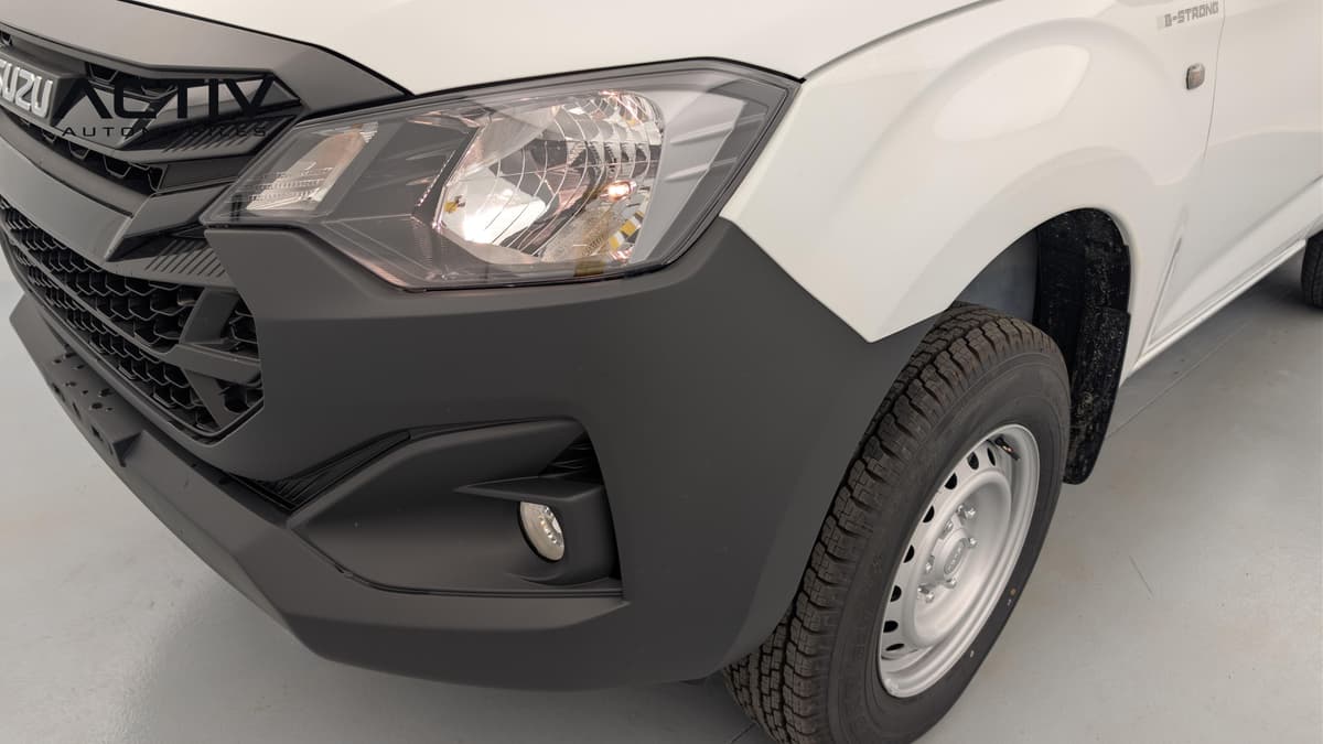 Isuzu D-MAX : phare avant halogène allumé, anti-brouillard dans le pare-chocs noir et jante acier