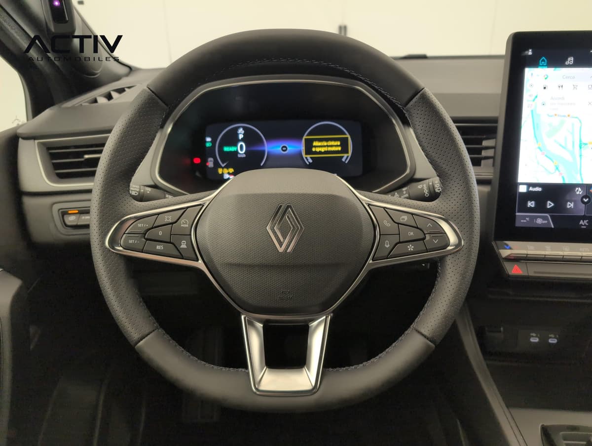 Renault Captur : volant avec commandes au pouce devant le combiné numérique