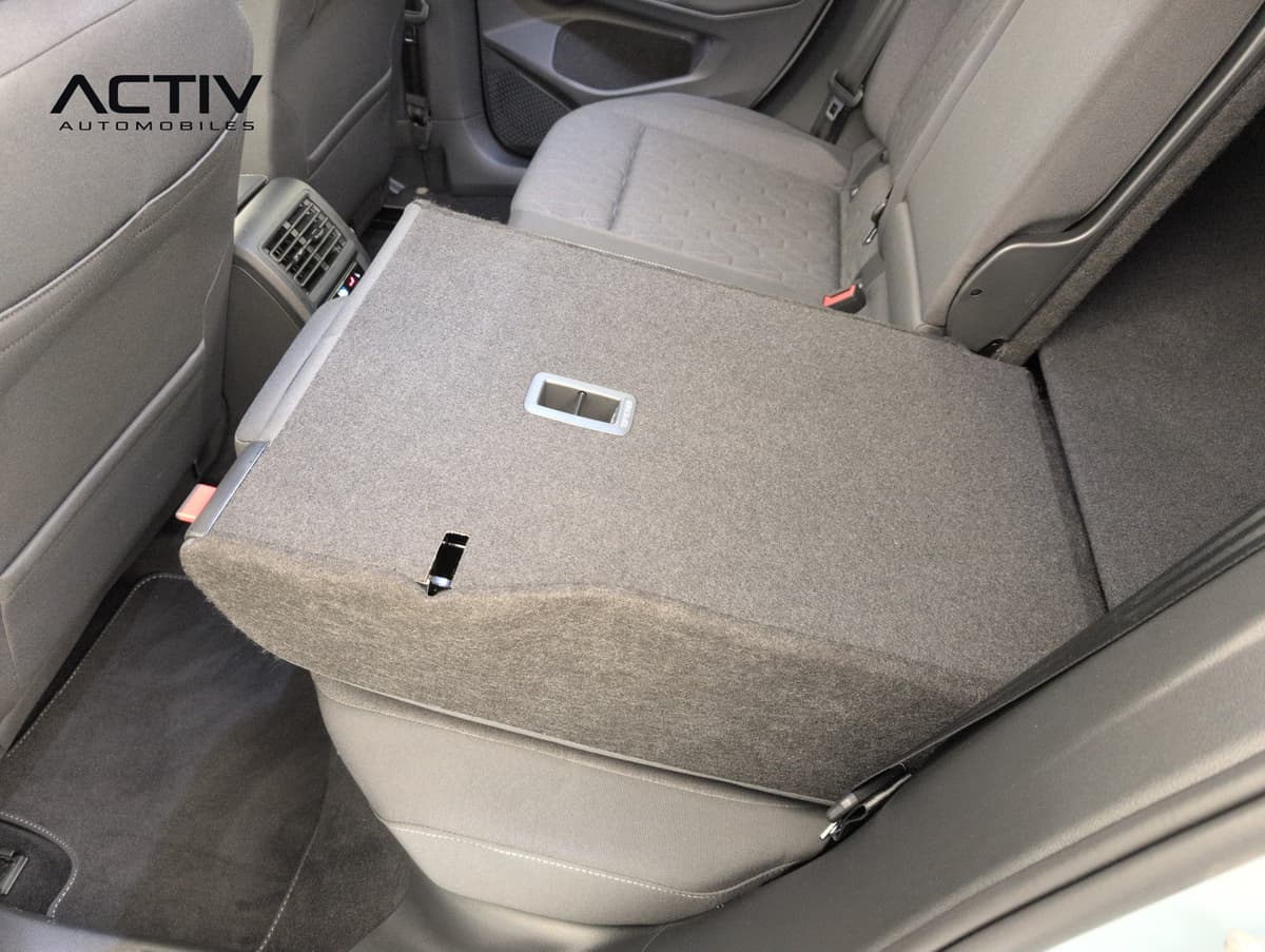 Volkswagen Golf 8 : banquette arrière avec dossier rabattu et assise en tissu gris foncé