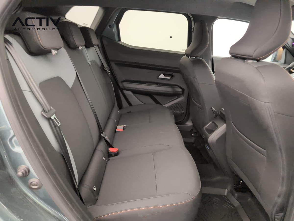 Dacia Duster : banquette arrière en tissu noir et gris vue par la portière ouverte