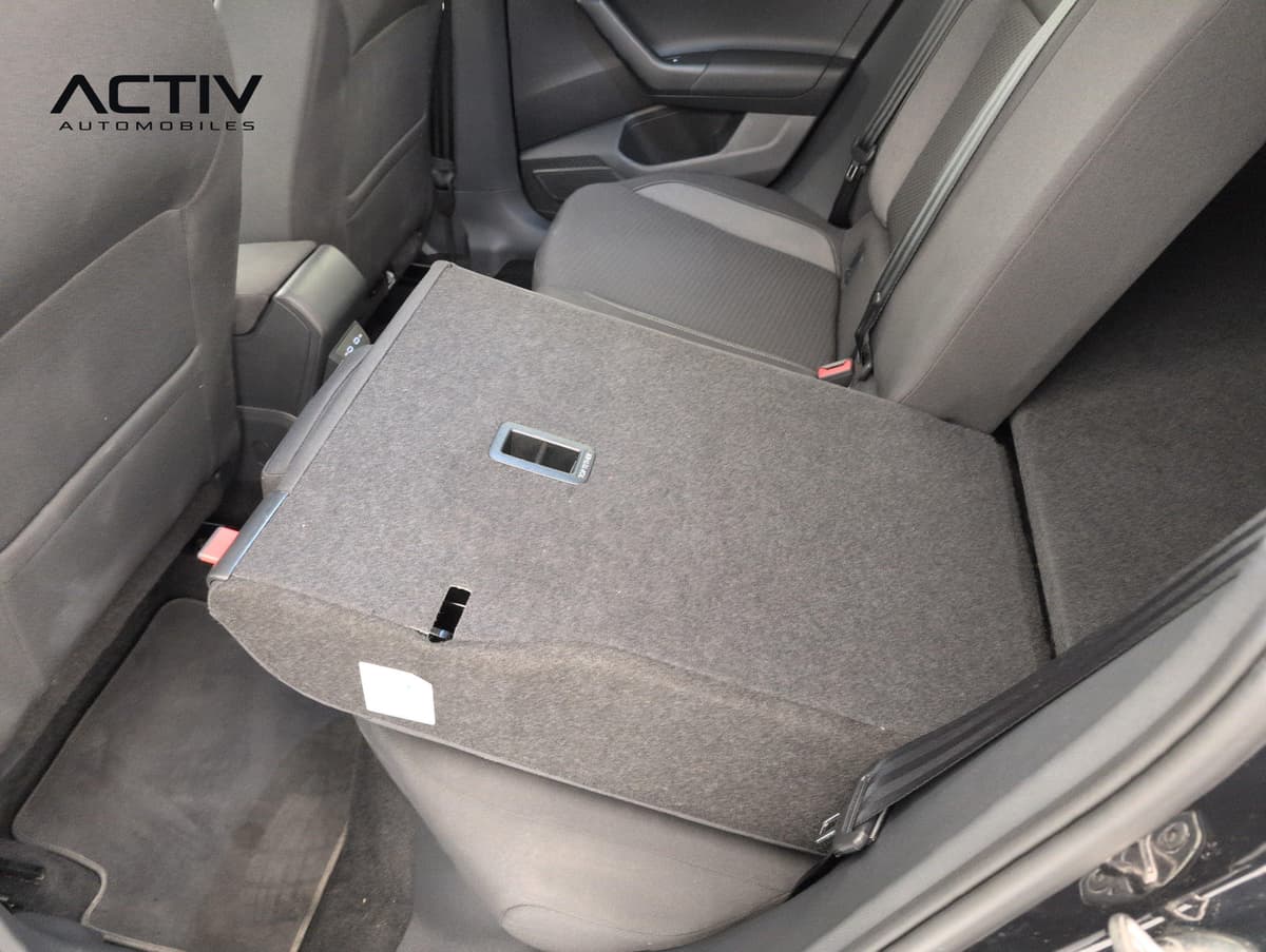 Volkswagen Taigo : banquette arrière en tissu avec dossier rabattu vu par la portière ouverte