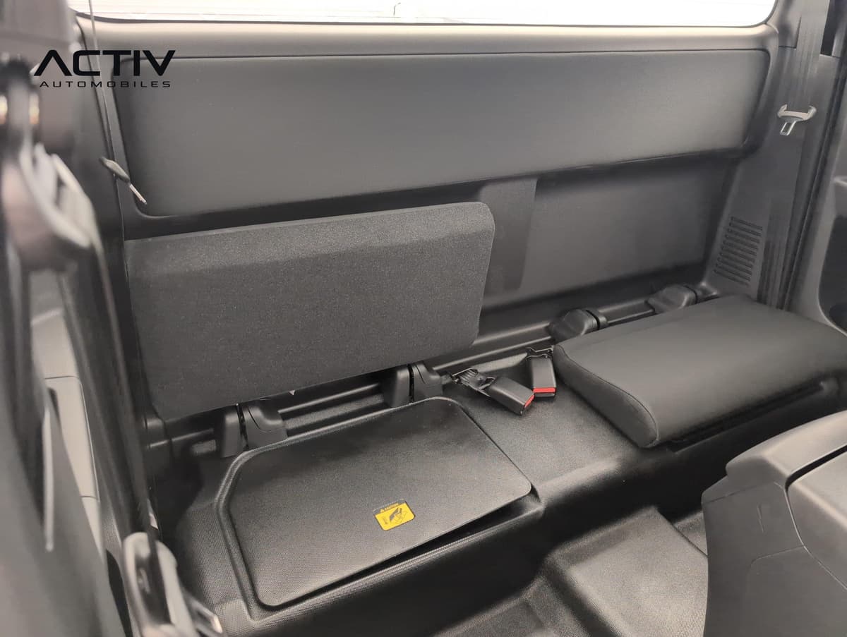 Isuzu D-MAX : sièges arrière rabattables noirs de la cabine, vus depuis la portière