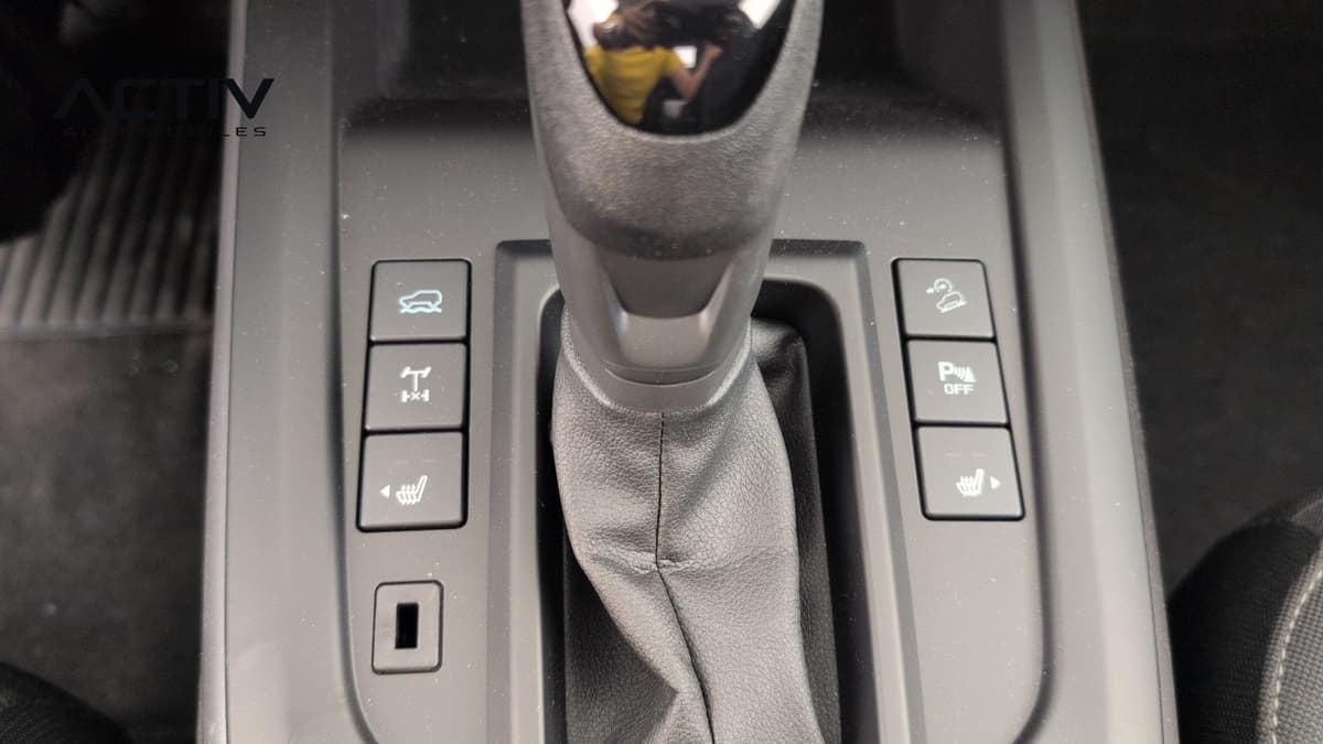 Isuzu D-MAX : console centrale avec levier de vitesses automatique et boutons de sièges chauffants