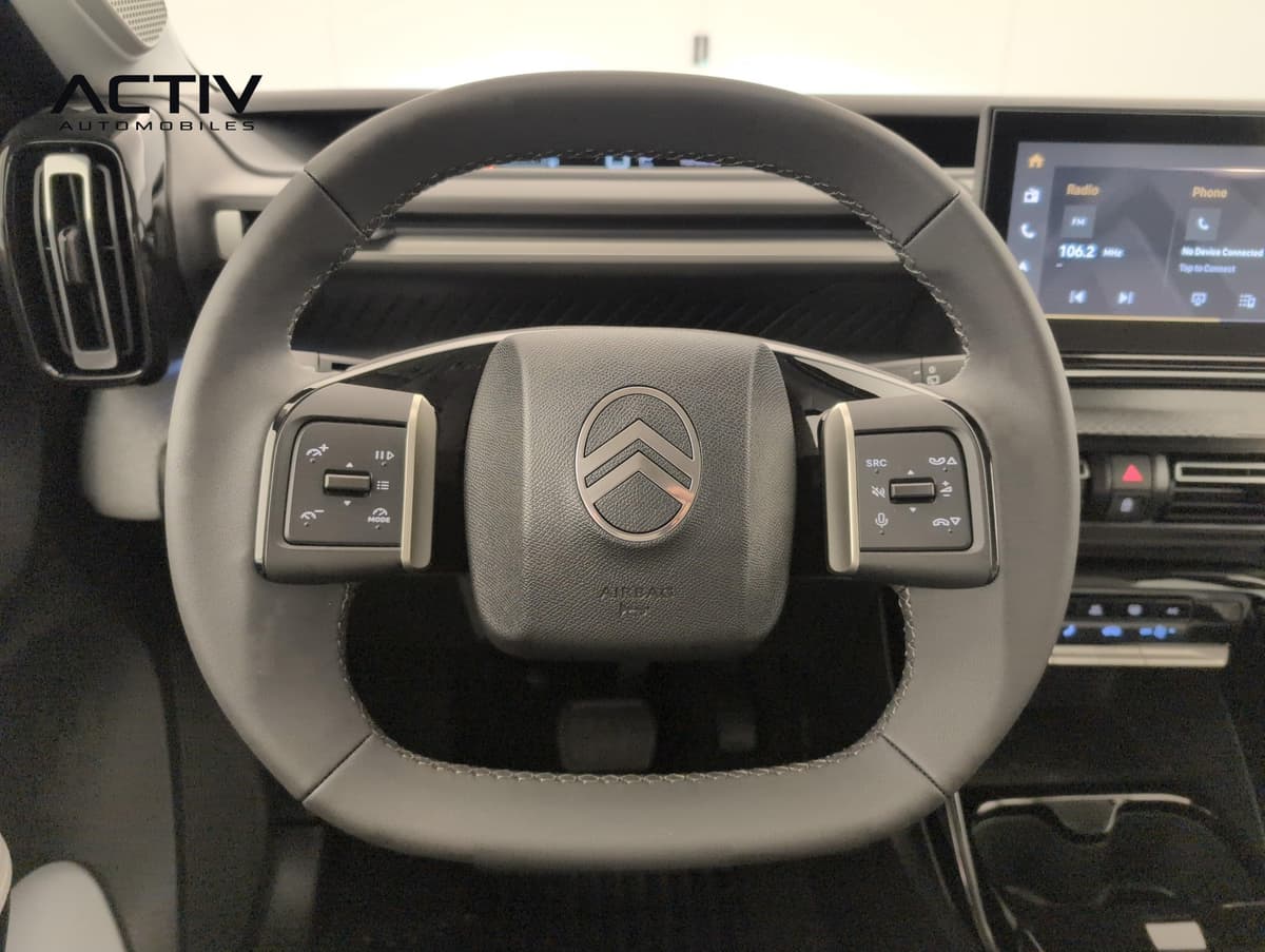Citroën C3 Aircross : volant à méplat avec commandes au pouce et écran tactile à droite