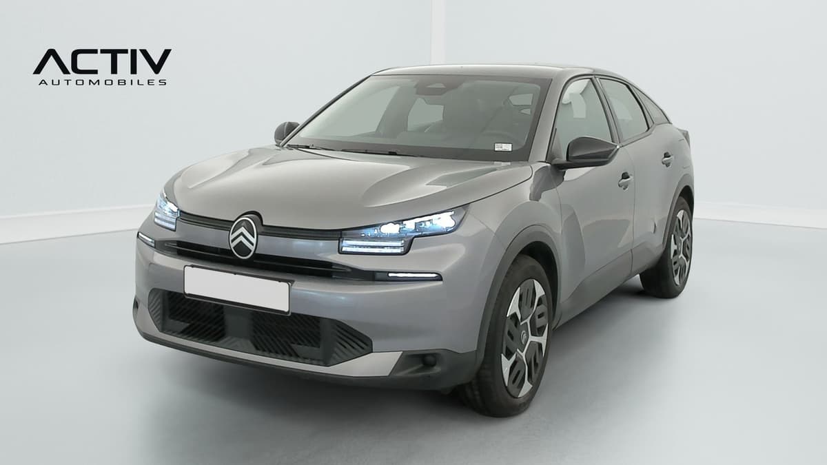 Citroën C4 : vue avant trois quarts gauche, projecteurs LED allumés et enjoliveurs