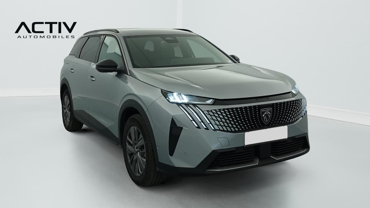 Peugeot 5008 : SUV gris vu de l'avant trois quarts droit, feux diurnes à LED allumés