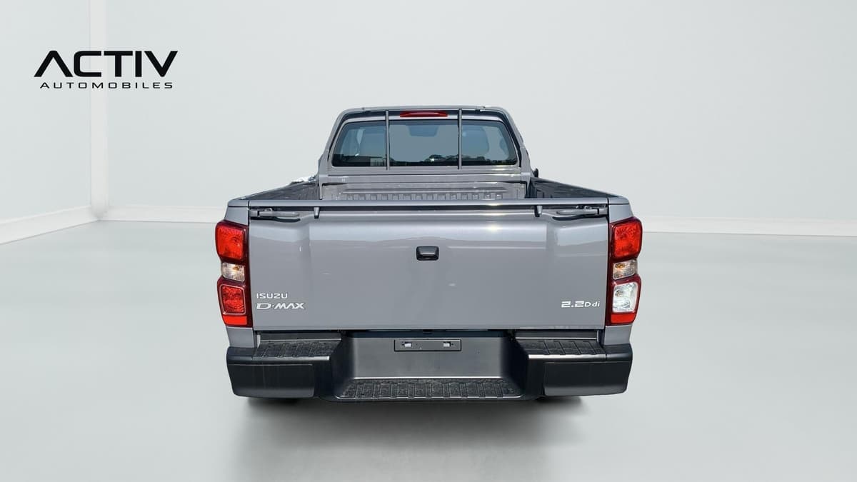 Isuzu D-MAX : face arrière avec hayon, feux arrière et pare-chocs noir