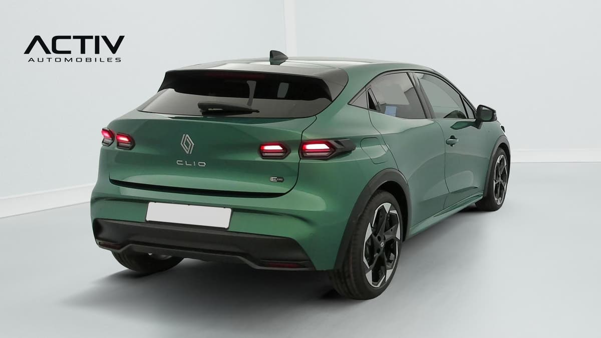 Renault Clio 6 : vue arrière trois quarts droit, feux arrière et jantes bicolores noir et argent