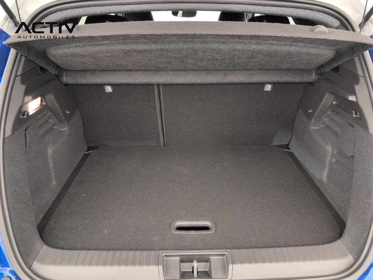 Renault Captur : coffre ouvert avec plancher plat moquetté et cache-bagages