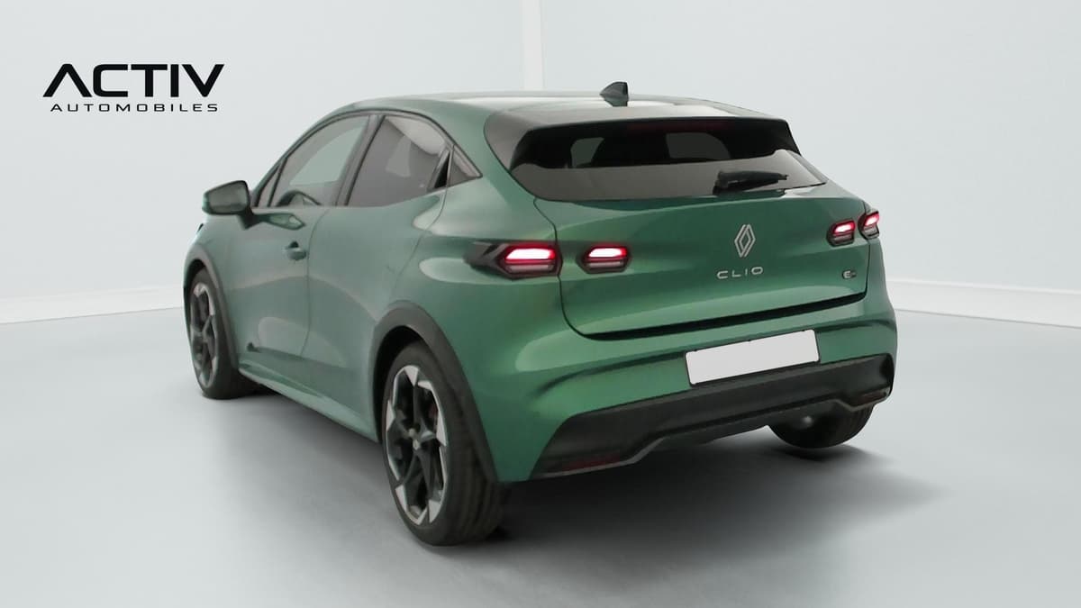 Renault Clio 6 : arrière trois quarts gauche vert avec feux fins et lunette arrière surteintée