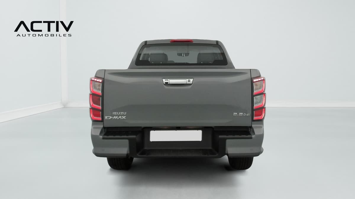 Isuzu D-MAX : face arrière du pick-up gris avec hayon, poignée à serrure et feux arrière