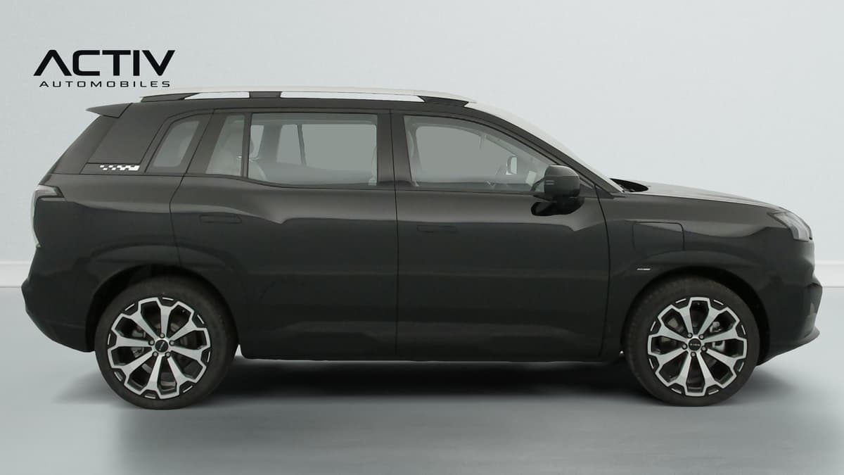 Aion V : profil droit du SUV noir avec jantes bicolores et barres de toit