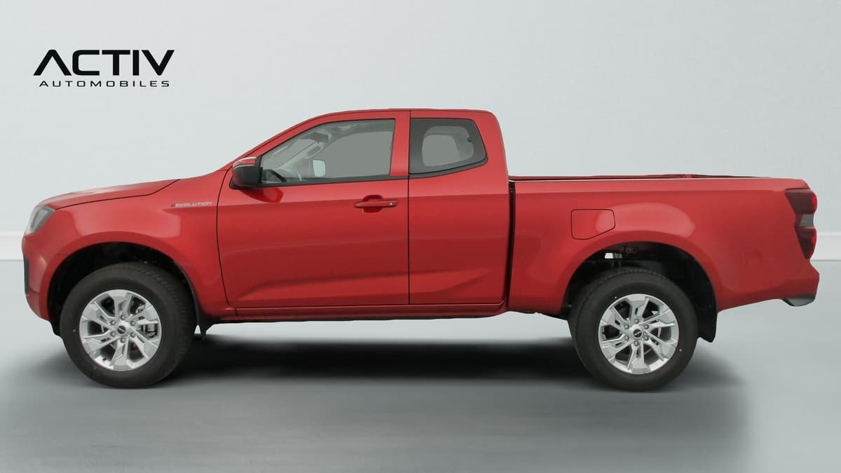 Isuzu D-MAX : profil gauche d'un pick-up rouge à cabine allongée avec jantes alliage