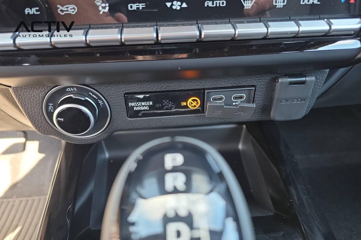 Isuzu D-MAX : console centrale avec prises USB-C, prise 12 V et sélecteur de transmission