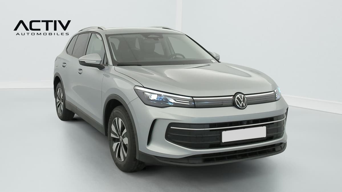 Volkswagen Tiguan : vue avant trois quarts droit du SUV gris clair avec projecteurs à LED