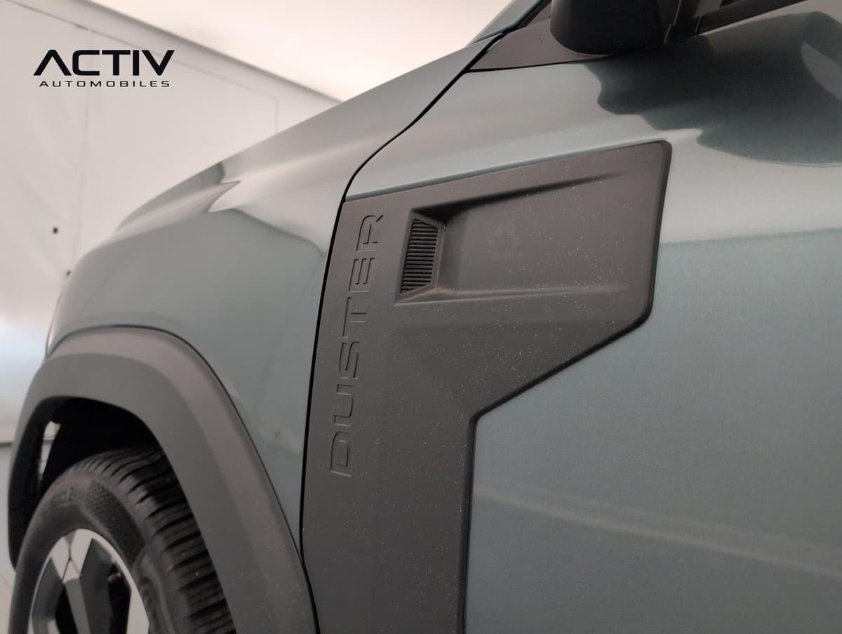 Dacia Duster : ornement d'aile noir texturé avec prise d'air factice et passage de roue