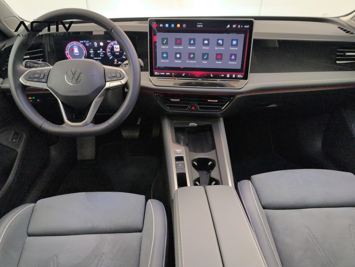 Volkswagen Passat : planche de bord avec écran tactile, volant multifonction et sièges avant en tissu