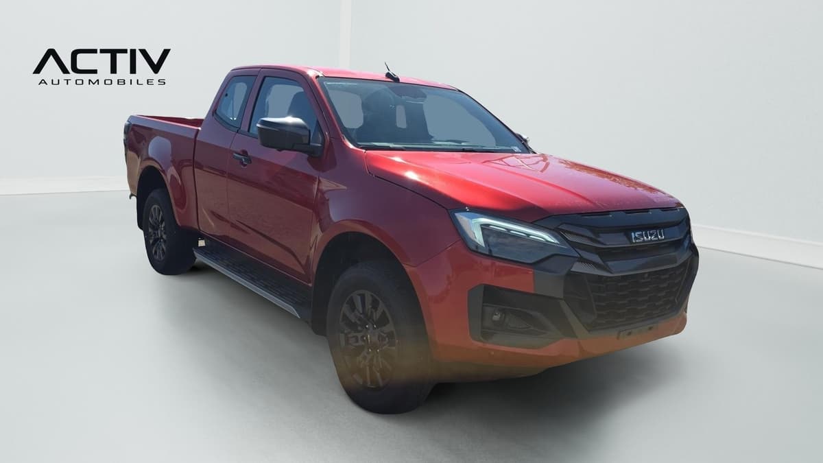 Isuzu D-MAX : pick-up vu de l'avant trois quarts droit, jantes noires et marchepied latéral