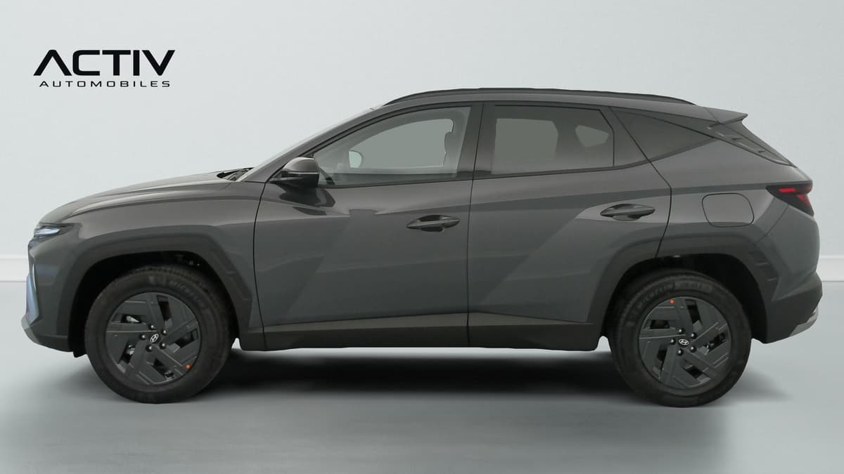Hyundai Tucson : profil gauche d'un SUV gris avec jantes alliage sombres et toit noir