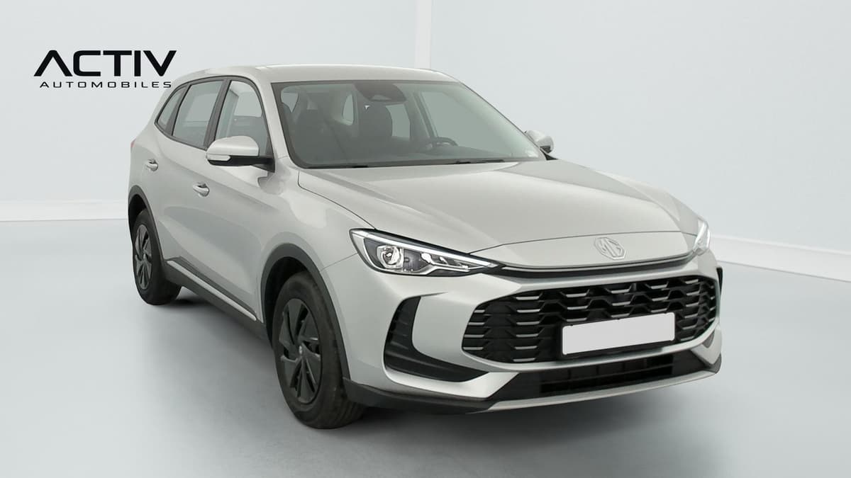 Mg ZS : SUV vu de trois quarts avant droit avec jantes noires et calandre sombre