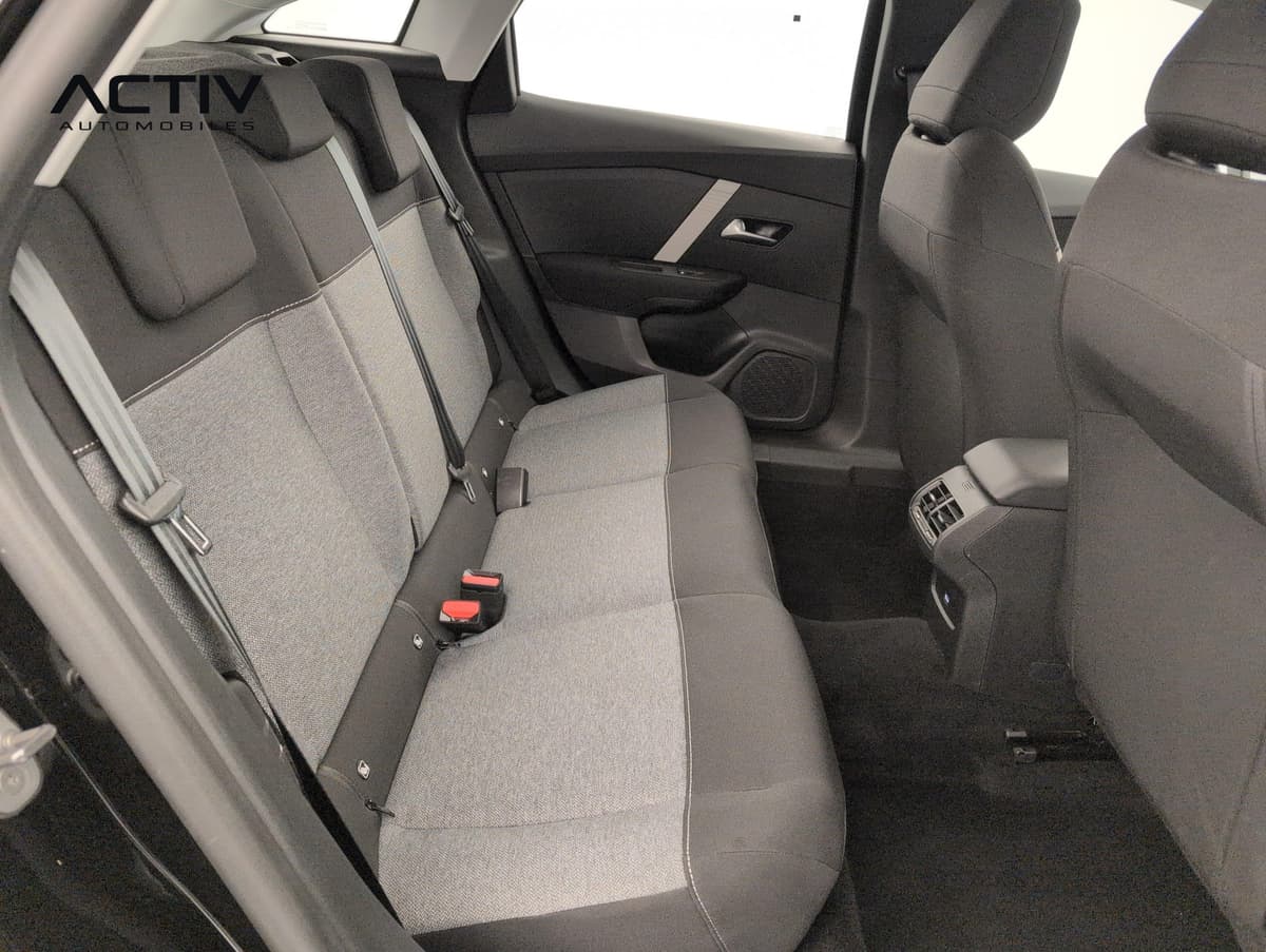 Citroën C4 : banquette arrière en tissu gris et noir vue par la portière arrière gauche ouverte