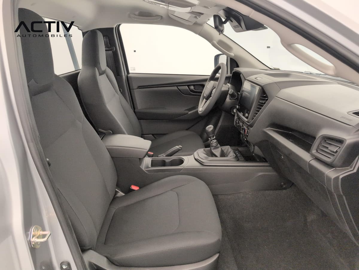Isuzu D-MAX : habitacle avant côté passager avec sièges en tissu noir et levier de vitesses manuel