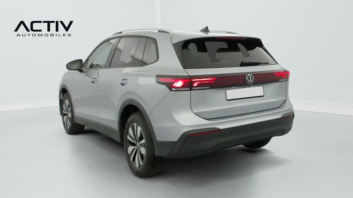 Volkswagen Tiguan : vue arrière trois quarts gauche avec feux arrière à LED et jantes alliage