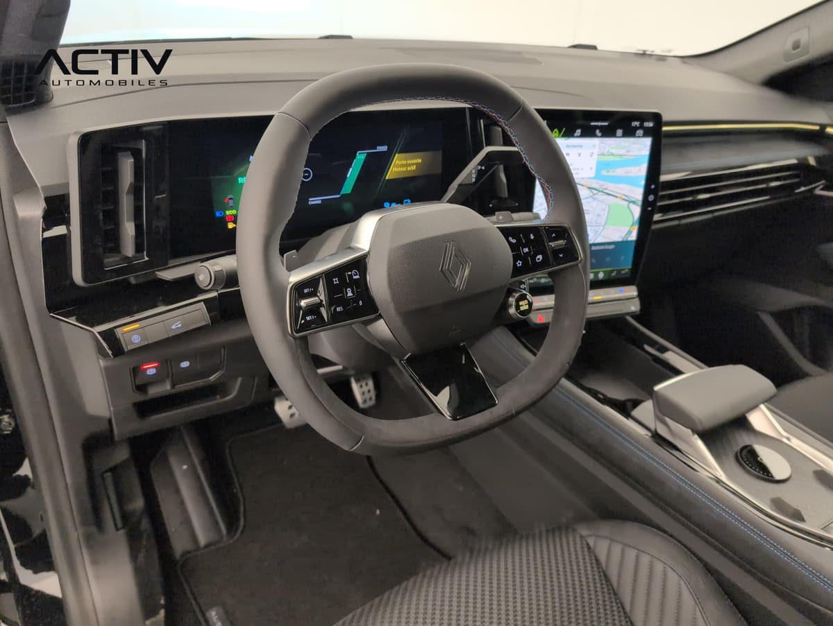 Renault Austral : poste de conduite avec volant, tableau de bord numérique et grand écran central