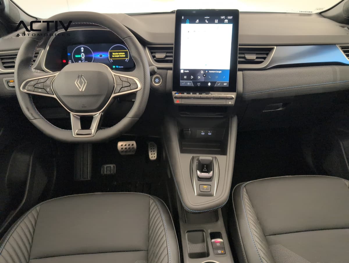 Renault Captur : planche de bord avec grand écran vertical, volant et levier e-shifter