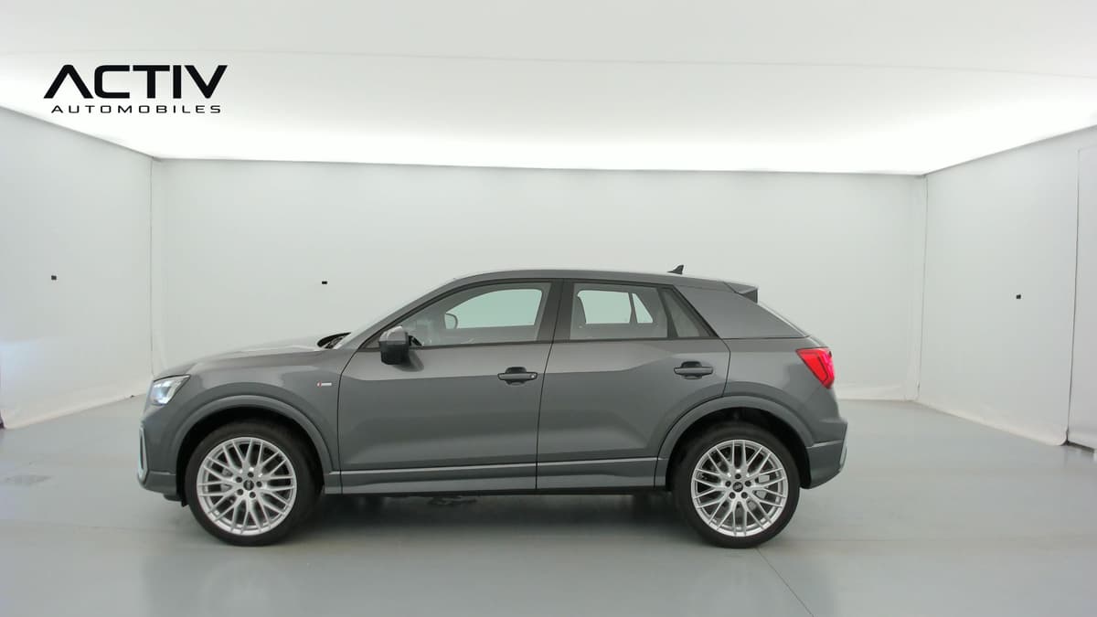 Audi Q2 : profil gauche du SUV gris avec jantes alliage à doubles branches