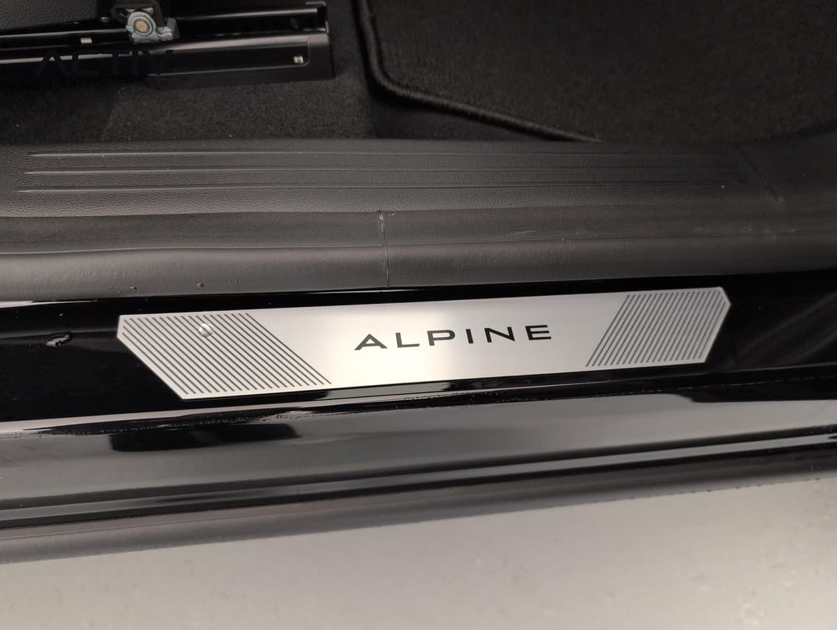 Renault Austral : seuil de porte avec plaque métallique siglée Alpine