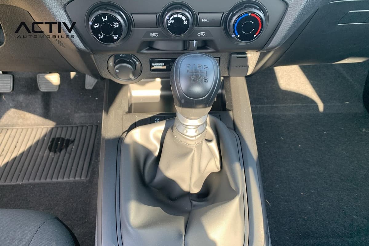 Isuzu D-MAX : levier de vitesses manuel sous les commandes de climatisation