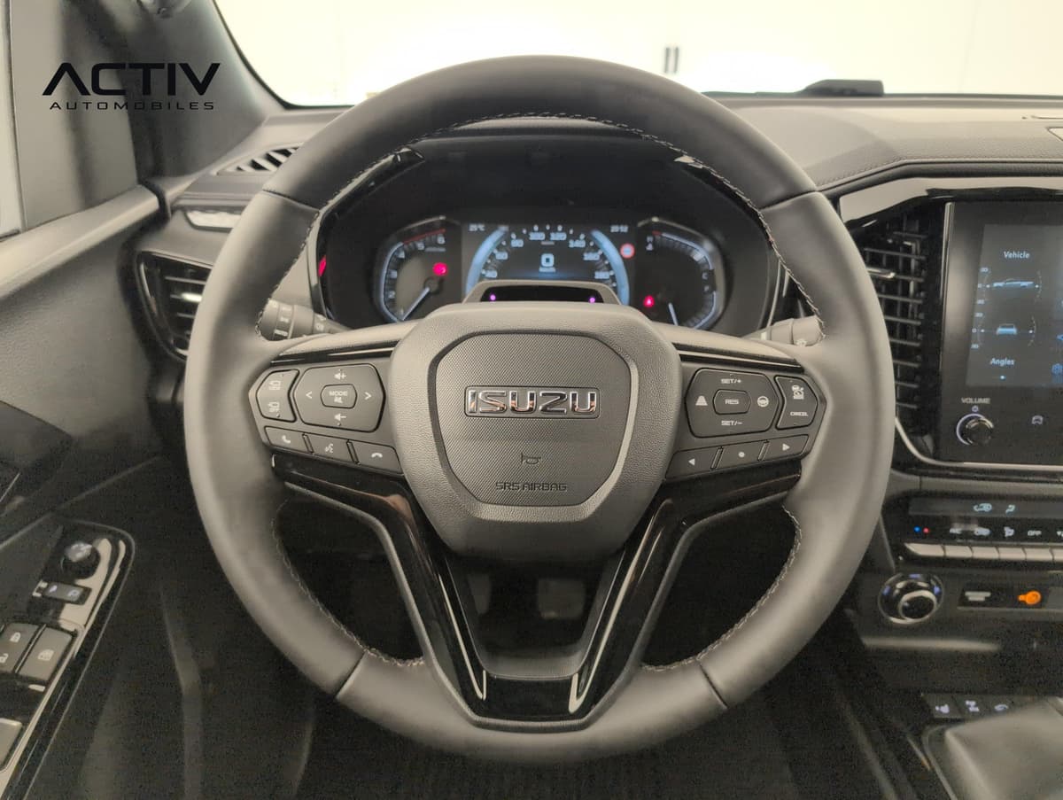 Isuzu D-MAX : volant avec commandes intégrées devant le combiné d'instruments