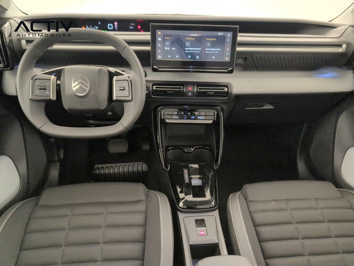 Citroën C3 Aircross : planche de bord avec écran tactile, volant et console centrale