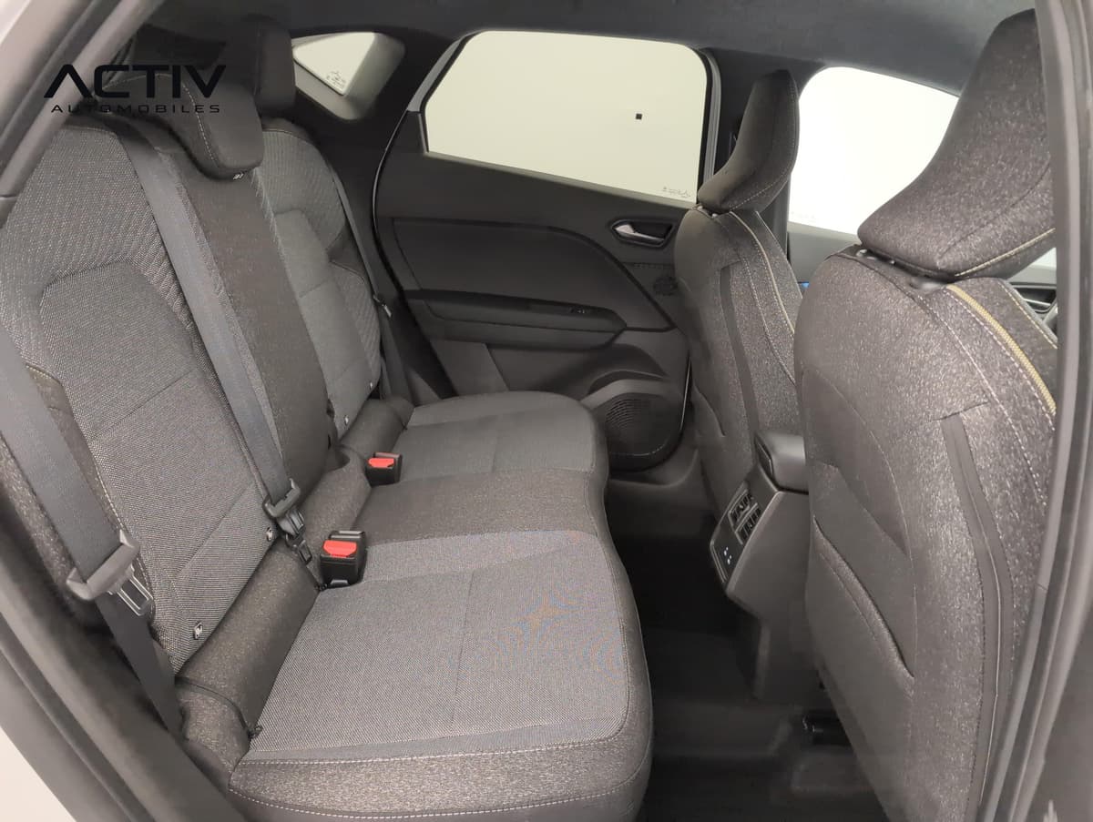 Renault Captur : banquette arrière en tissu sombre vue par la portière ouverte