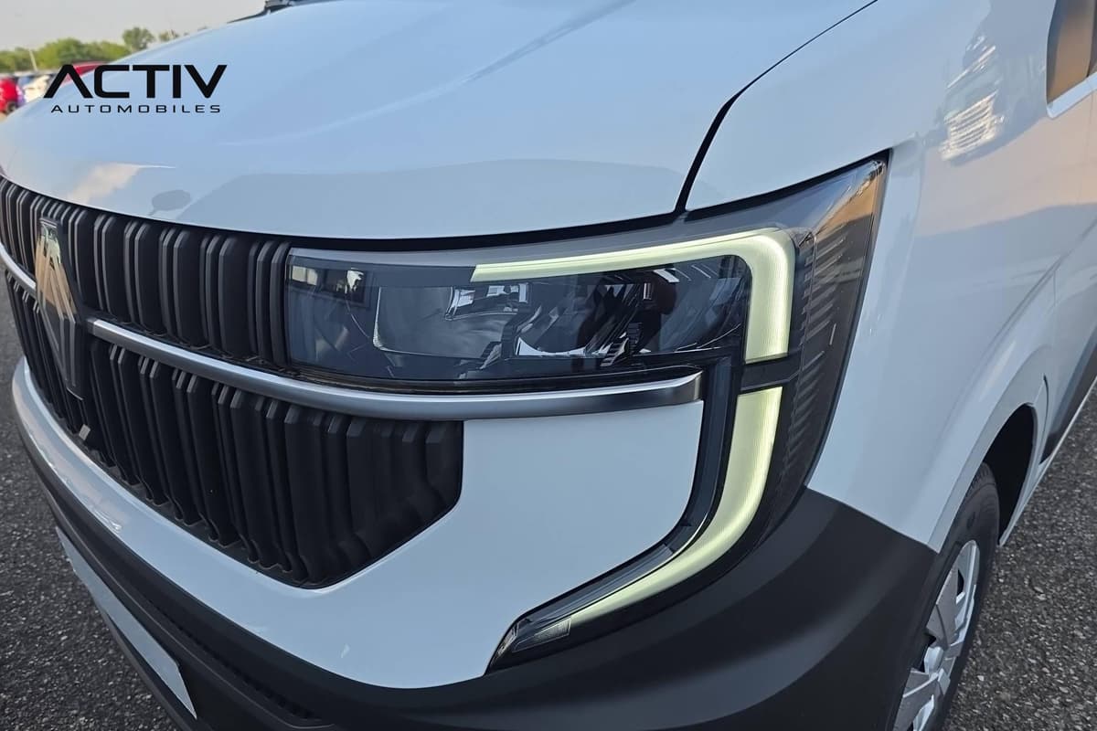 Renault Master Fourgon : projecteur avant à LED avec signature lumineuse et calandre noire grainée