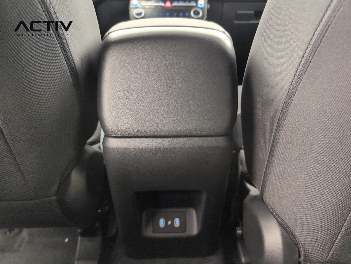 Hyundai Tucson : arrière de la console centrale avec prises USB, entre deux dossiers en tissu