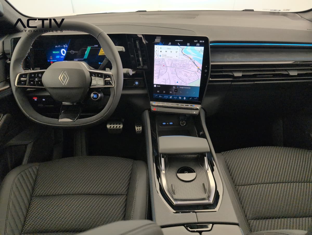 Renault Austral : planche de bord avec grand écran tactile, volant et console centrale